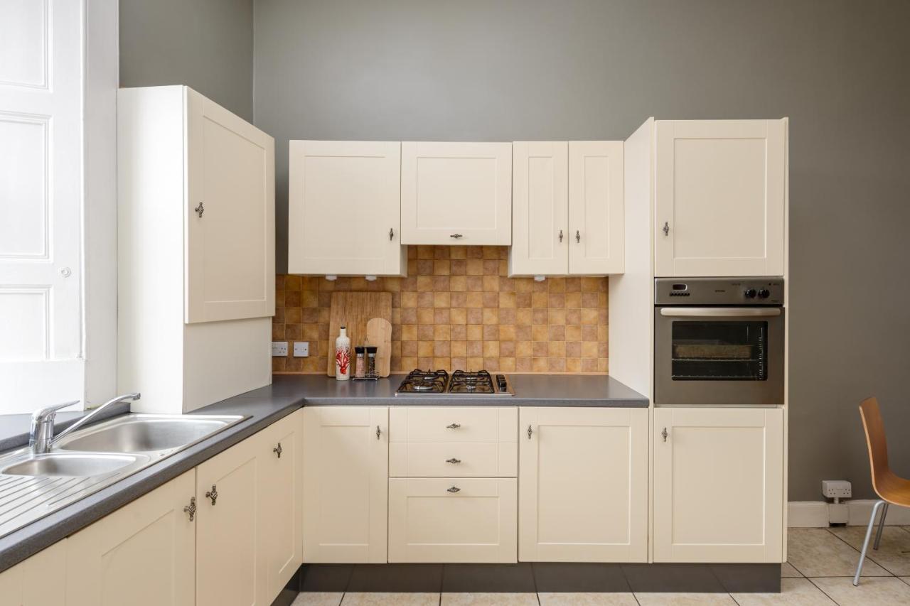 2 Bed Old Town Apartment - Next To Castle Edynburg Zewnętrze zdjęcie